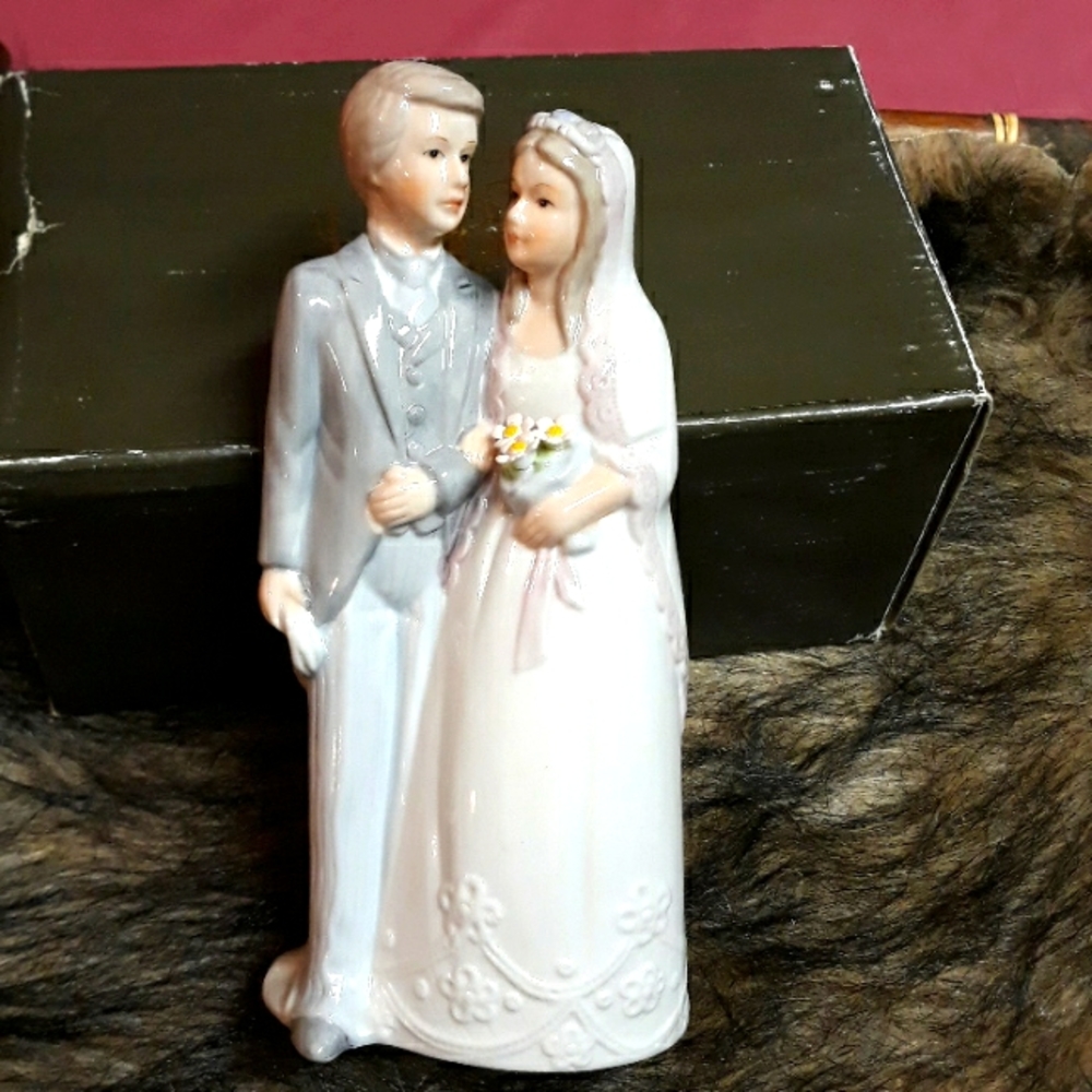 Nwt vintage bride and groom from left on figurines